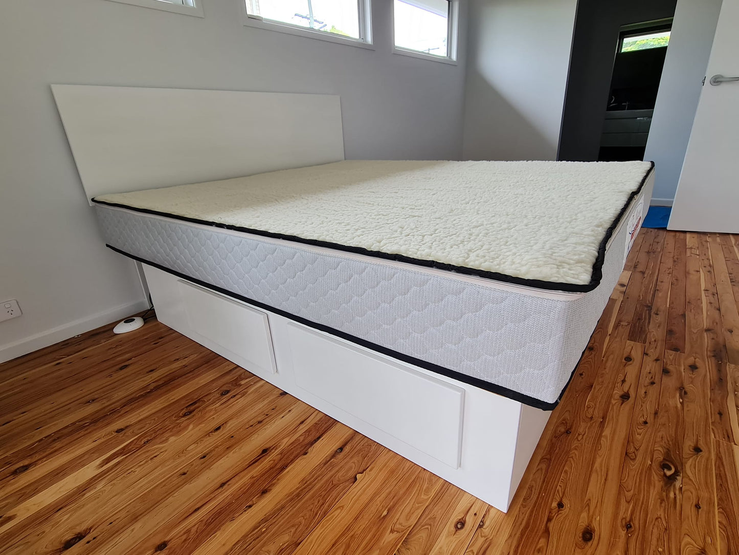 WHITE FINGER OPRNING 4 DRAWER PED